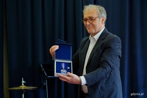 Piotr Majewski &ndash; przewodniczący Polskiego Stowarzyszenia Jazzowego prezentujący Srebrny Medal &bdquo;Zasłużony Kulturze Gloria Artis&rdquo;