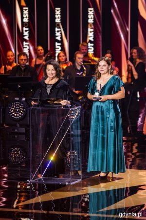 Anna Dymna i prezydent Gdyni Aleksandra Kosiorek wręczające nagrodę za debiut aktorski. Gala wręczenia nagród 50. Festiwalu Polskich Filmów Fabularnych w Gdyni w Teatrze Muzycznym (fot. Karol Stańczak)