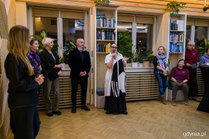 Wystawa „Część wspólna” w gdyńskim Konsulacie Kultury. Przemawia Katarzyna Korzeniewska, dyrektorka Gdyńskiego Centrum Kultury (fot. Karol Stańczak)
