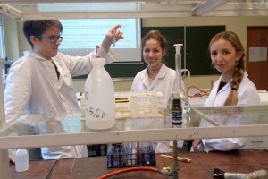 Pracownia chemiczna Justyny Raulin w III LO w Gdynia, na zdjęciu uczniowie podczas zajęć koła chemicznego (mat. arch. III LO)