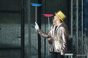 Mężczyzna wykonujący sztuczki na scenie.