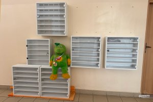 Szafki stojące na ziemi przygotowane do zawieszenia po malowaniu