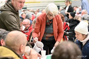Joanna Zielińska, przewodnicząca Rady Miasta Gdyni nalewa barszcz