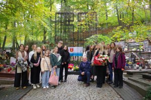 Dyrekcja, nauczyciele i uczniowie z Zespołu Szkolno-Przedszkolnego nr 3 w Gdyni im. Franciszki Cegielskiej, jak co roku biorą udział w uroczystym złożeniu kwiat&oacute;w na grobie Franciszki Cegielskiej 