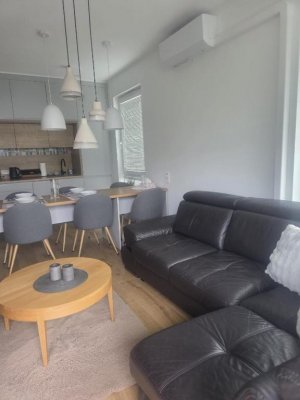 Salon z aneksem kuchennym w obiekcie Baltic Forest Apart