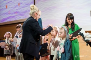 Nagrody laureatom wręcza Iwona Tanewska, naczelniczka Wydziału Edukacji