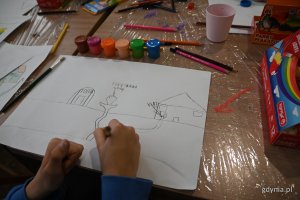 Dzieci rysują na sali gimnastycznej
