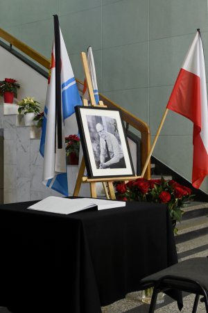  W obu księgach kondolencyjnych setki gdynian, ale też mieszkańców innych miast, od wczoraj dokonują wpisów, fot. Jan Ziarnicki.