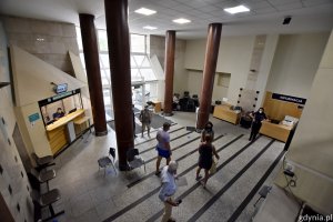 Mieszkańcy w holu Urzędu Miasta Gdyni. Po prawej - punkt informacyjny Gdyńskiego Centrum Kontaktu. Po lewej - Kancelaria Ogólna Urzędu Miasta Gdyni // fot. Paweł Kukla