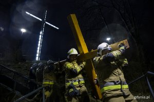 Na zdj. strażacy niosący krzyż // fot. Przemysław Kozłowski