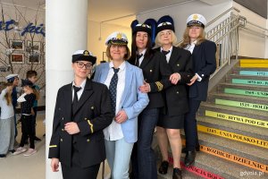 Uroczyste obchody 100-lecia Gdyni w SP 16, na zdjęciu kadra pedagogiczna szkoły (fot. Katarzyna Belcerzak)