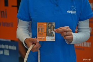 Konsultantka z ulotką informacyjną na temat loterii &bdquo;Rozlicz PIT w Gdyni&rdquo;