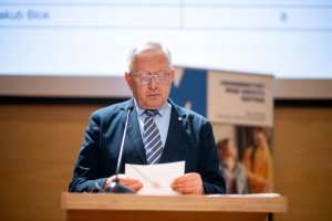 Juror Tadeusz Palmowski czyta biogram postaci do odgadnięcia / fot. Uniwersytet WSB Merito Gdynia