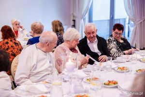 Seniorzy przy świątecznym stole