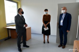 Od lewej: prezydent Gdyni Wojciech Szczurek, Renata Puciłowska - dyrektor Szkoły Podstawowej Stowarzyszenia DAR oraz wiceprezydent Gdyni Michał Guć w jednej z sal Szkoły Podstawowej Stowarzyszenia DAR w Gdyni // fot. Magdalena Czernek