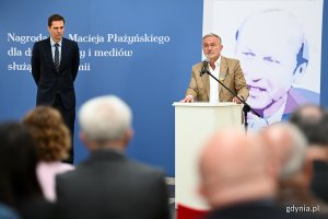 Od lewej: Jakub Płażyński - przewodniczący jury i syn patrona nagrody oraz Wojciech Szczurek, prezydent Gdyni, podczas gali wręczenia Nagrody im. Macieja Płażyńskiego w Muzeum Emigracji // fot. Michał Puszczewicz