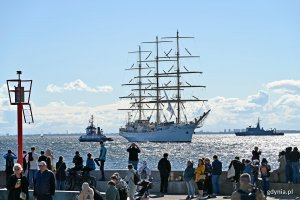 &bdquo;Dar Młodzieży&rdquo; wpływający do gdyńskiego portu