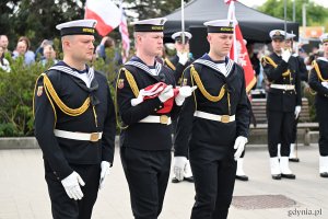 Żołnierze Marynarki Wojennej niosący flagę państwową (fot. Michał Puszczewicz)