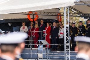 Na pokładzie stoją m.in.: senator Sławomir Rybicki, posłanki Wioleta Tomczak i Dorota Arciszewska-Mielewczyk, wicewojewoda pomorski Emil Rojek, członkini zarządu wojew&oacute;dztwa pomorskiego Agnieszka Baranowska, przewodniczący Rady Miasta Gdyni Tadeusz Szemiot, wiceprezydent Gdyni Tomasz Augustyniak, radni miasta &ndash; Teresa Bysewska, Larysa Kramin, Agnieszka Tokarska i  Norbert Anisowicz oraz przedstawiciele Marynarki Wojennej 