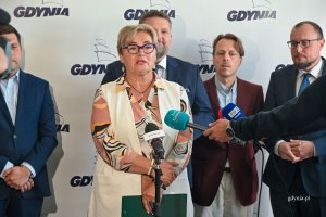 Konferencja prasowa. Przemawia Teresa Bysewska, przewodnicząca komisji sportu Rady Miasta Gdyni.