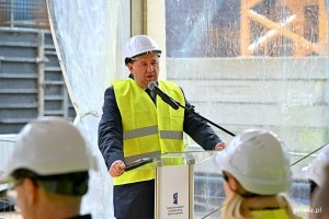 Ariel Sinicki &ndash; I zastępca burmistrza Rumi przemawiający podczas uroczystości wmurowania kamienia węgielnego pod budowę nowoczesnej stacji uzdatniania wody &bdquo;Rumia&rdquo; 