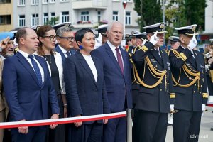 Od prawej: kadm. Andrzej Ogrodnik &ndash; dow&oacute;dca 3. Flotylli Okręt&oacute;w, senator Sławomir Rybicki, Beata Koniarska &ndash; radna Sejmiku Wojew&oacute;dztwa Pomorskiego oraz posłowie Wioleta Tomczak i Rafał Siemaszko podczas uroczystości z okazji 82. rocznicy wybuchu powstania warszawskiego