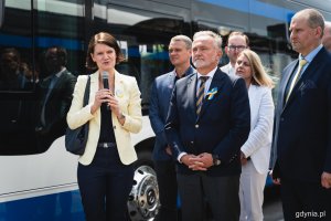 Inauguracja nowych elektrobusów marki Mercedes-Benz przy Muzeum Emigracji w Gdyni - przemawia Katarzyna Gruszecka-Spychała, wiceprezydent Gdyni ds. gospodarki, fot. Kamil Złoch