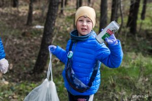 Do akcji sprzątania Karwin dołączyli także najmłodsi: chłopiec z workiem pełnym śmieci, fot. Karol Stańczak