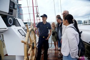 Zwiedzający i podchorążowie na pokładzie okrętu ORP &bdquo;Iskra&rdquo; 