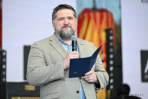Tadeusz Szemiot &ndash; przewodniczący Rady Miasta Gdyni przemawiający przed koncertem &bdquo;Cztery żywioły&rdquo; na Bulwarze Nadmorskim 