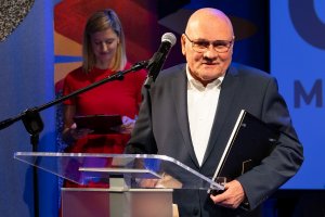 Zenon Ziaja, prezes firmy Ziaja ze statuetką Galionu Gdyńskiego