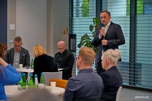 Wiceprezydent Gdyni Tomasz Augustyniak i inni członkowie Gdyńskiej Rady Dialogu Gospodarczego podczas posiedzenia w 3T Office Parku