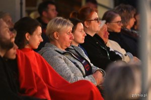 Widzowie zgromadzeni na pokazie spektaklu  „A ja żyję bardzo”, który odbył się na patio Konsulatu Kultury w ramach 8. edycji festiwalu „Pociąg do Miasta” // fot. Michał Puszczewicz