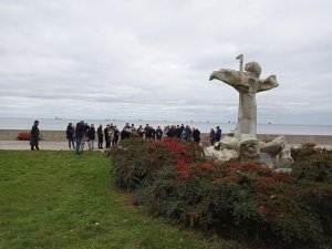 Uroczystości upamiętniające żeglarzy i ludzi morza, którzy odeszli na wieczną wachtę, odbyły się przed pomnikiem „Tym, co odeszli na wieczną wachtę” na bulwarze Nadmorskim 