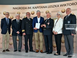 Od prawej: Marek Padjas z Bractwa Kaphornowców, Joanna Zielińska - radna Gdyni, Janusz Taber - sekretarz generalny Polskiego Związku Żeglarskiego, Tomasz Chamera - prezes Polskiego Związku Żeglarskiego, kpt. ż. w. Mariusz Wiktorowicz – syn kapitana Wiktorowicza i przewodniczący kapituły, Marek Brągoszewski z Bractwa Kaphornowców oraz Waldemar Heflich z Press Clubu Polska podczas gali wręczenia Nagrody im. Kapitana Leszka Wiktorowicza