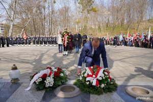 Wicewojewoda pomorski Emil Rojek składający kwiaty podczas uroczystości z okazji Dnia Pamięci Ofiar Zbrodni Katyńskiej na Cmentarzu Wojennym w Redłowie 