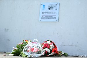 Wiązanki kwiatów złożone pod tablicą poświęconą Piotrowi i Mieczysławowi Ejsmontom w alei Żeglarstwa Polskiego