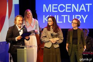 Na scenie przedstawiciele firmy INVEST KOMFORT, laureata w kategorii &bdquo;Mecenat kultury&rdquo; 