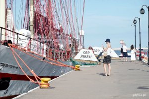 Zwiedzający na i przed pokładem okrętu ORP &bdquo;Iskra&rdquo; 