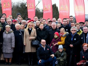 W uroczystości nadania imienia i otwarcia alei Pawła Adamowicza uczestniczył m.in. wiceprezydent Gdyni Bartosz Bartoszewicz // fot. Kamil Złoch