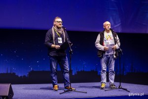 Nagrodę od dziennikarzy wręczyli Paweł Kunz i Krzysztof Nepelski z RMF (fot. Karol Stańczak)