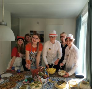 Licealiści z Gdyni podczas przygotowywania wspólnej kolacji