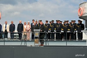 W uroczystościach z okazji Dnia Flagi RP wzięli udział m.in.: posłowie Henryka Krzywonos-Strycharska i Marek Rutka, senator Sławomir Rybicki, Wojciech Szczurek - prezydent Gdyni, Joanna Zielińska - przewodnicząca Rady Miasta Gdyni, radni Gdyni Elżbieta Raczyńska i Zenon Roda oraz przedstawiciele Marynarki Wojennej // fot. Magdalena Czernek