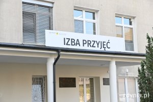 Napis izba przyjęć nad wejściem wyremontowanej części Szpitala Morskiego