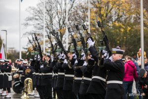 Salwa honorowa podczas uroczystości przed pomnikiem Polski Morskiej // fot. Karol Stańczak