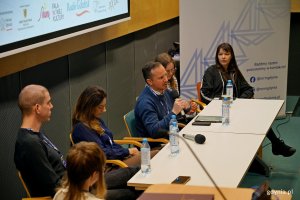 Od lewej: Tymoteusz Drzeżdżon, Monika Rudnik, Krzysztof Tokarski, Ewa Bielak i Julia Tymańska podczas debaty &bdquo;Poza schematami&rdquo; 