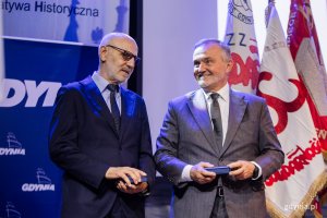 Od prawej: Prezydent Wojciech Szczurek i Andrzej Kołodziej - prezes Fundacji Pomorska Inicjatywa Historyczna w sali koncertowej Zarządu Morskiego Portu Gdynia podczas uroczystości z okazji 43. rocznicy strajków sierpniowych i podpisania porozumień sierpniowych // fot. Karol Stańczak
