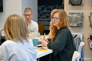 Natalia Gromow, dyrektorka Biblioteki Gdynia, podczas warsztat&oacute;w w ramach projektu &bdquo;R&oacute;wni goście&rdquo; 