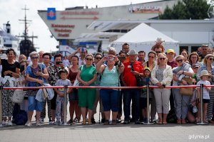 Uczestnicy Dnia Marynarki Wojennej i Dnia Stoczniowca przyglądający się pokazom