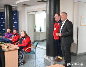 Prezydent Wojciech Szczurek wita gości w sali obrad UMG